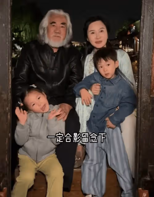 張紀中一家現身烏鎮，72歲高齡抱著5歲兒子，妻子孕4個月顯懷了