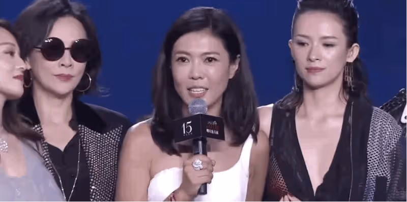 章子怡罕曬與8歲女兒遊玩,母女倆穿古裝跳舞好美,甜蜜對視