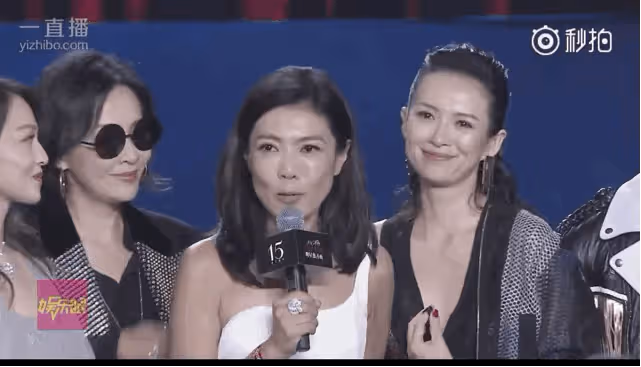 章子怡罕曬與8歲女兒遊玩,母女倆穿古裝跳舞好美,甜蜜對視