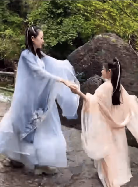 章子怡罕曬與8歲女兒遊玩,母女倆穿古裝跳舞好美,甜蜜對視