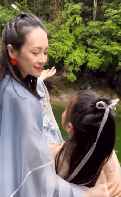 章子怡罕曬與8歲女兒遊玩,母女倆穿古裝跳舞好美,甜蜜對視