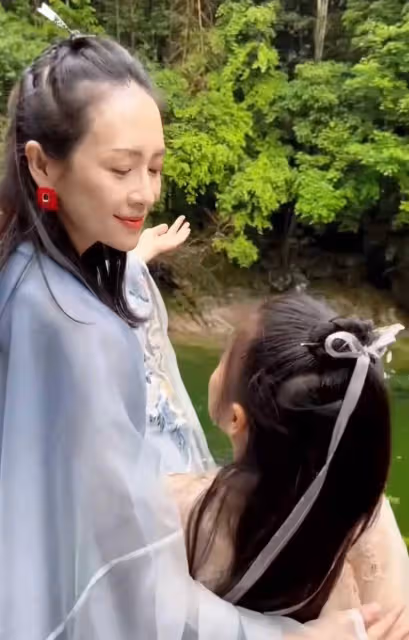 章子怡罕曬與8歲女兒遊玩,母女倆穿古裝跳舞好美,甜蜜對視