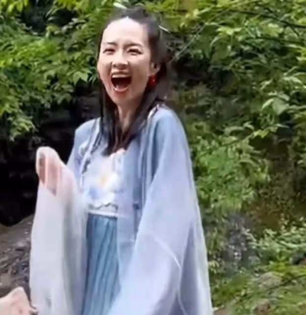章子怡罕曬與8歲女兒遊玩,母女倆穿古裝跳舞好美,甜蜜對視