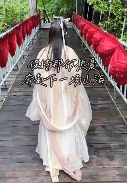 章子怡罕曬與8歲女兒遊玩，母女倆穿古裝跳舞好美，甜蜜對視