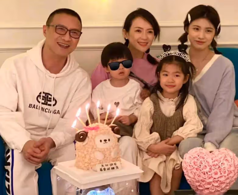 章子怡罕曬與8歲女兒遊玩，母女倆穿古裝跳舞好美，甜蜜對視