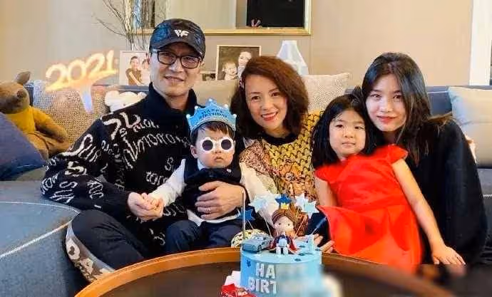 章子怡罕曬與8歲女兒遊玩，母女倆穿古裝跳舞好美，甜蜜對視