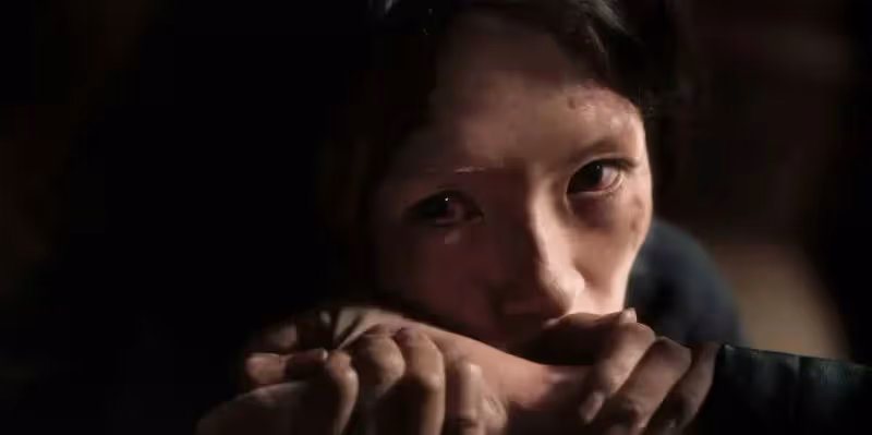 章子怡罕曬與8歲女兒遊玩，母女倆穿古裝跳舞好美，甜蜜對視