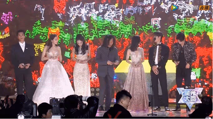 章子怡罕曬與8歲女兒遊玩，母女倆穿古裝跳舞好美，甜蜜對視