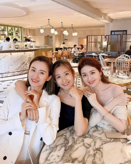 TVB女星陳自瑤為圈中好友慶生,40歲壽星宛如少女,嫁豪門頗受寵