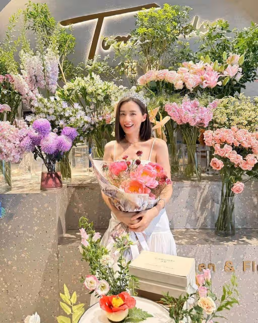 TVB女星陳自瑤為圈中好友慶生,40歲壽星宛如少女,嫁豪門頗受寵