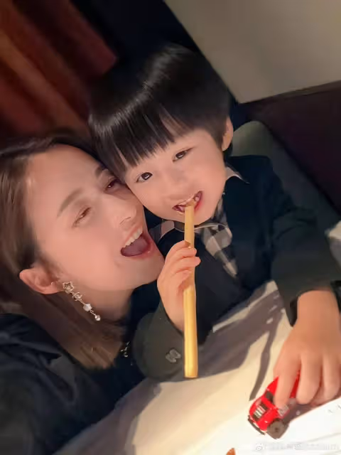 TVB女星陳自瑤為圈中好友慶生,40歲壽星宛如少女,嫁豪門頗受寵