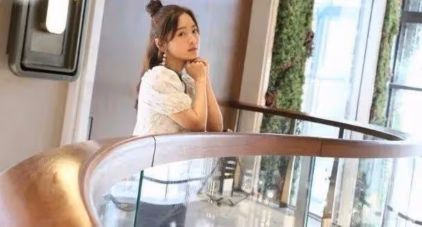 TVB童顏小花奪走劇中搭擋熒幕初吻,首次演唱劇集插曲,上位指日可待