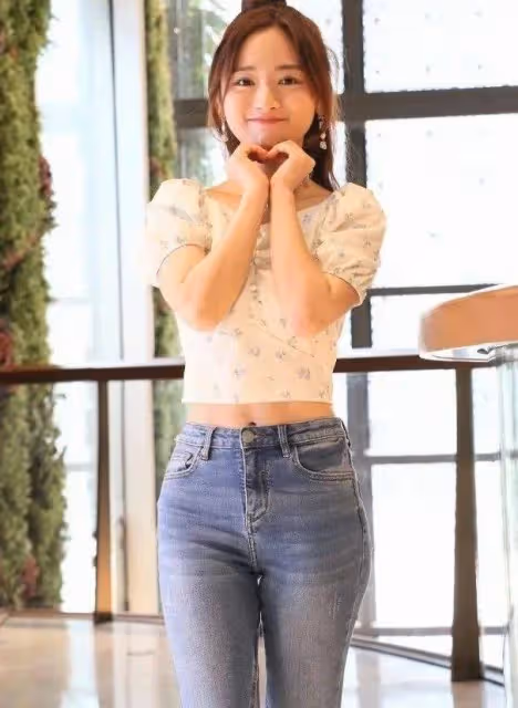 TVB童顏小花奪走劇中搭擋熒幕初吻,首次演唱劇集插曲,上位指日可待