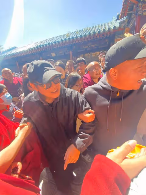 功夫皇帝李連杰罕見現身五台山,全程需人攙扶,住持高規格接待