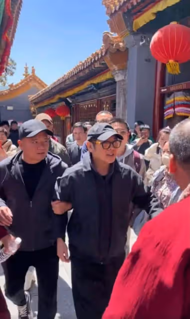 功夫皇帝李連杰罕見現身五台山,全程需人攙扶,住持高規格接待