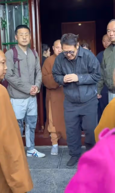 功夫皇帝李連杰罕見現身五台山,全程需人攙扶,住持高規格接待