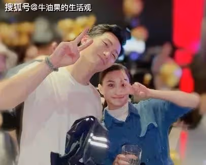 何超蓮慶33歲生日曬全家福,與竇驍穿情侶裝引熱議,破婚變傳聞