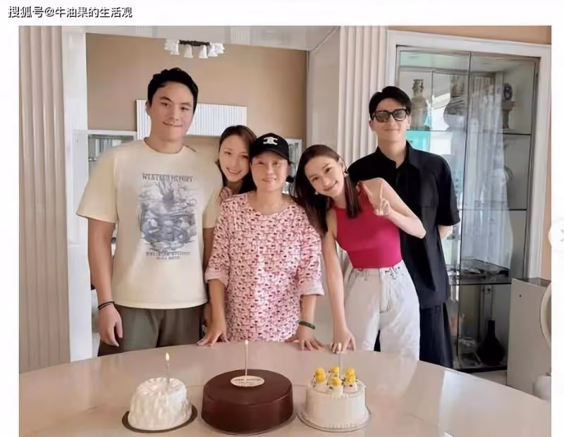 何超蓮慶33歲生日曬全家福,與竇驍穿情侶裝引熱議,破婚變傳聞