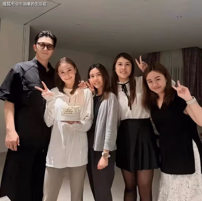 何超蓮慶33歲生日曬全家福,與竇驍穿情侶裝引熱議,破婚變傳聞