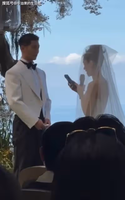 何超蓮慶33歲生日曬全家福,與竇驍穿情侶裝引熱議,破婚變傳聞