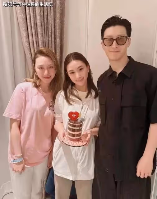 何超蓮慶33歲生日曬全家福,與竇驍穿情侶裝引熱議,破婚變傳聞