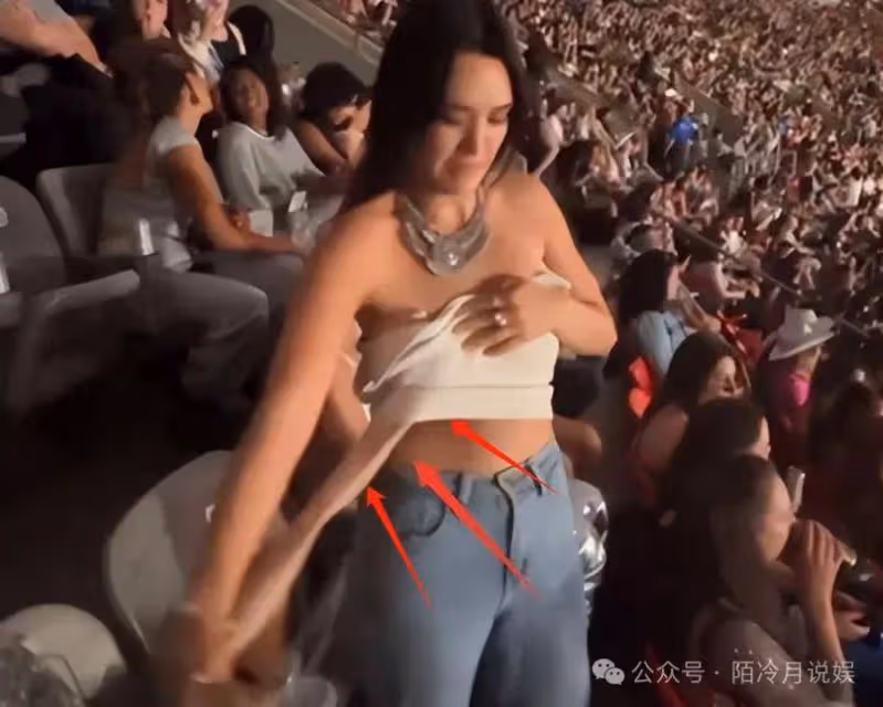 沒眼看!當眾脫內衣褲,與2男子浴缸合照,鍾麗緹愛女尺度大的超乎想像