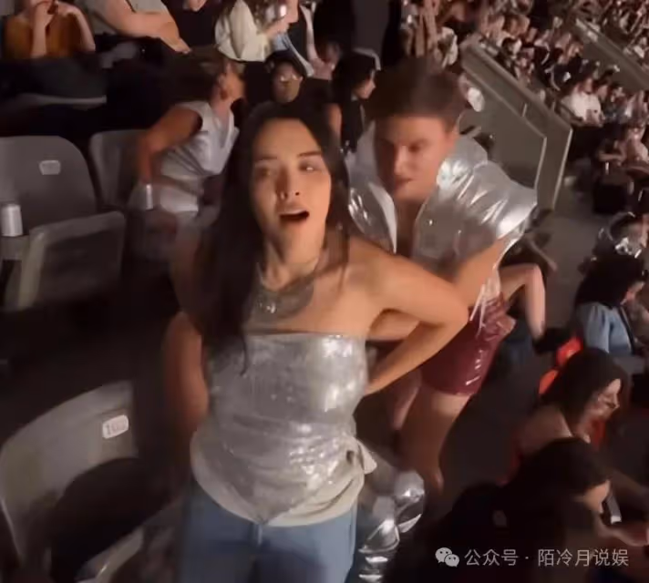 沒眼看!當眾脫內衣褲,與2男子浴缸合照,鍾麗緹愛女尺度大的超乎想像