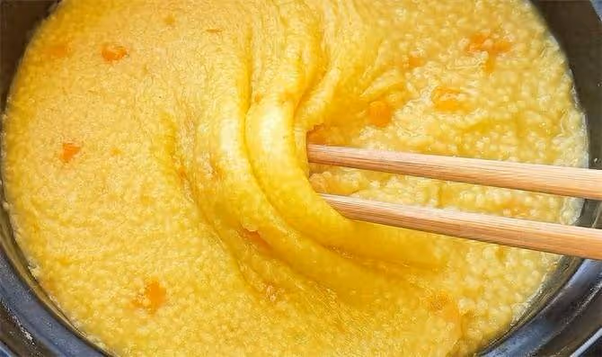小米粥好吃有秘訣,記住這4步,保證熬出的粥香甜濃稠,米油厚