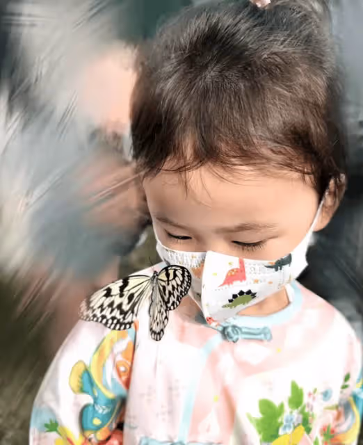 林峯老婆帶女兒看蝴蝶,3歲Luna皮膚白嫩像張馨月,長睫毛很精緻