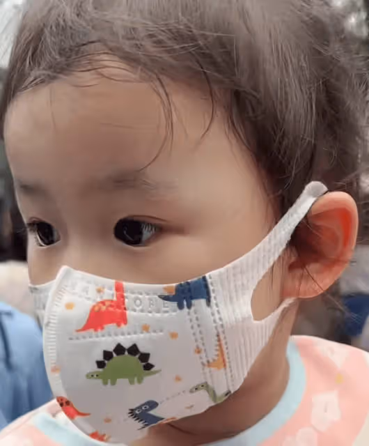 林峯老婆帶女兒看蝴蝶,3歲Luna皮膚白嫩像張馨月,長睫毛很精緻
