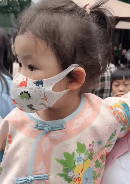 林峯老婆帶女兒看蝴蝶,3歲Luna皮膚白嫩像張馨月,長睫毛很精緻
