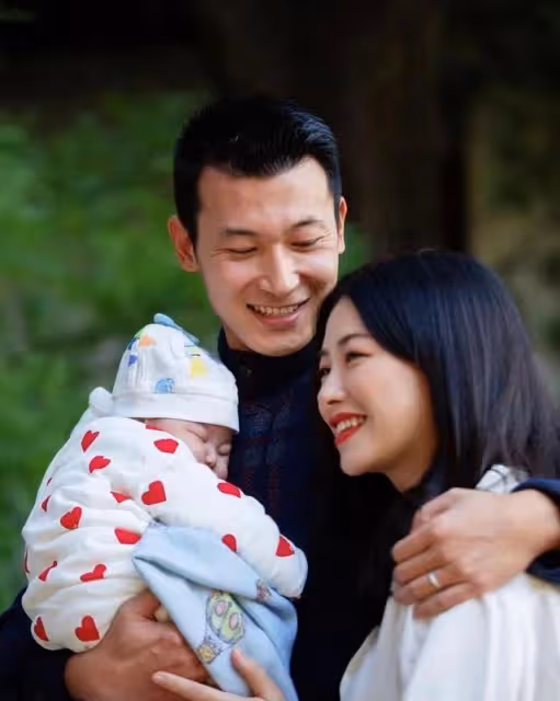 名媛朱珠全家福罕見曝光!女兒正面曝光顏值超高,穿粉衣超卡哇伊