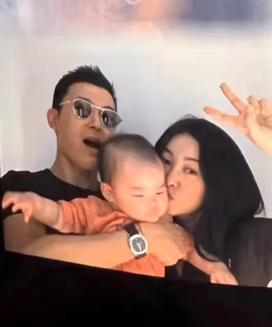 名媛朱珠全家福罕見曝光!女兒正面曝光顏值超高,穿粉衣超卡哇伊