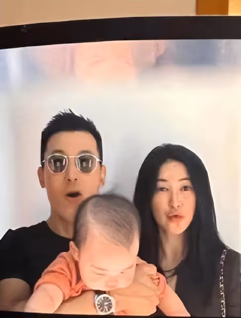 名媛朱珠全家福罕見曝光!女兒正面曝光顏值超高,穿粉衣超卡哇伊