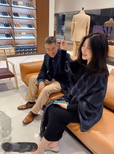 名媛朱珠全家福罕見曝光!女兒正面曝光顏值超高,穿粉衣超卡哇伊