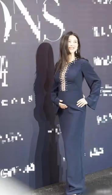名媛朱珠全家福罕見曝光!女兒正面曝光顏值超高,穿粉衣超卡哇伊