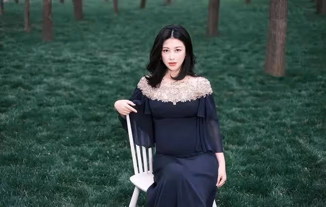名媛朱珠全家福罕見曝光!女兒正面曝光顏值超高,穿粉衣超卡哇伊