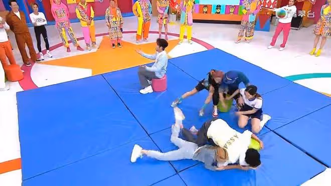 22歲TVB小花玩遊戲疑被男演員摸胸,本人親自回應,入行一年光速上位