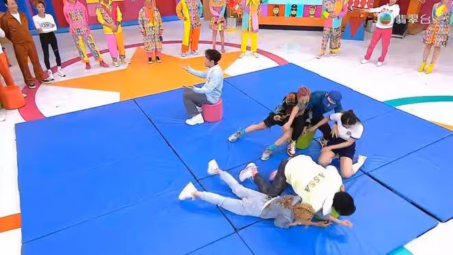 22歲TVB小花玩遊戲疑被男演員摸胸,本人親自回應,入行一年光速上位