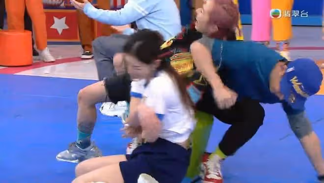 22歲TVB小花玩遊戲疑被男演員摸胸,本人親自回應,入行一年光速上位
