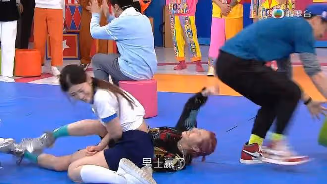 22歲TVB小花玩遊戲疑被男演員摸胸,本人親自回應,入行一年光速上位