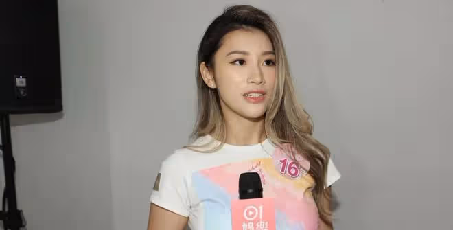 22歲TVB小花玩遊戲疑被男演員摸胸,本人親自回應,入行一年光速上位
