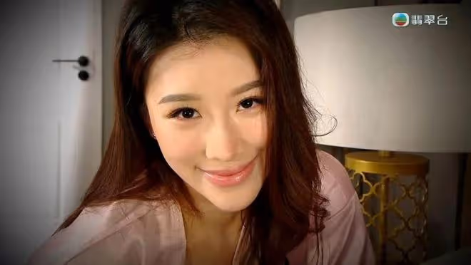 22歲TVB小花玩遊戲疑被男演員摸胸,本人親自回應,入行一年光速上位