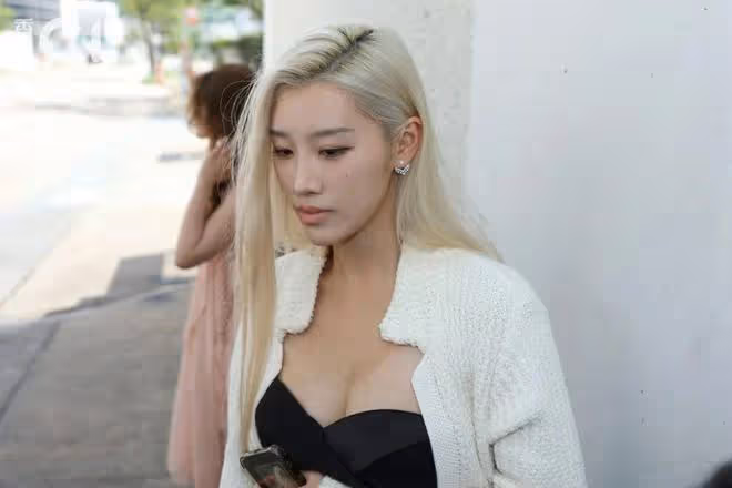 22歲TVB小花玩遊戲疑被男演員摸胸,本人親自回應,入行一年光速上位