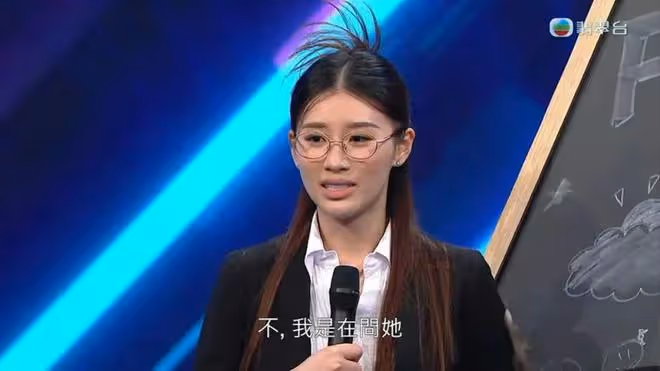 22歲TVB小花玩遊戲疑被男演員摸胸,本人親自回應,入行一年光速上位