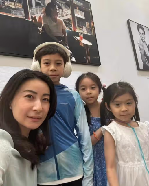 郭晶晶帶兒女坐高鐵，兄妹仨全是高顏值，小女兒似爸爸霍啟剛翻版
