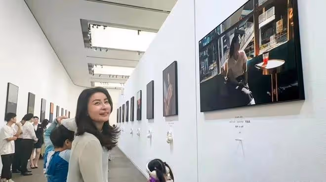 郭晶晶帶兒女坐高鐵，兄妹仨全是高顏值，小女兒似爸爸霍啟剛翻版