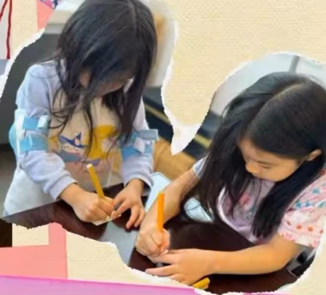 郭晶晶帶兒女坐高鐵，兄妹仨全是高顏值，小女兒似爸爸霍啟剛翻版