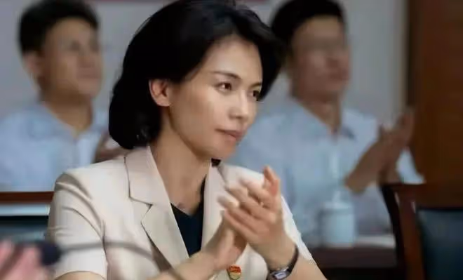 央視評價楊冪的一番話,撕開了娛樂圈「戲混子」的遮羞布
