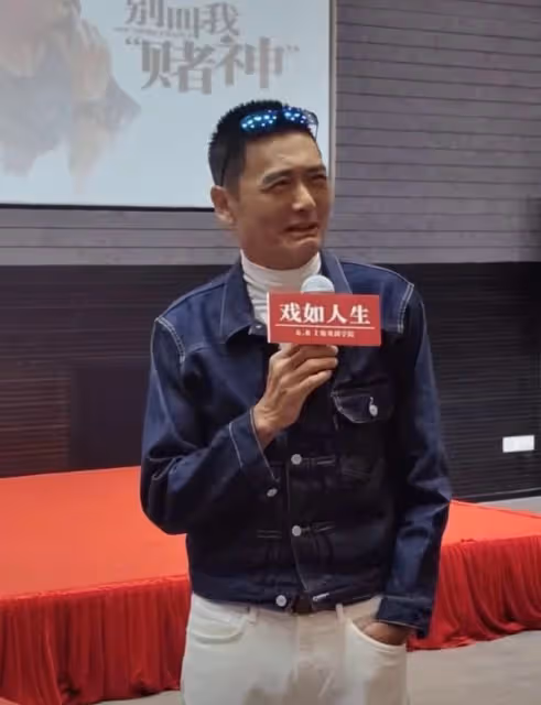 周潤發跑步被偶遇,腿部全是疙瘩太顯眼,瘦到脫相,被指無效養生